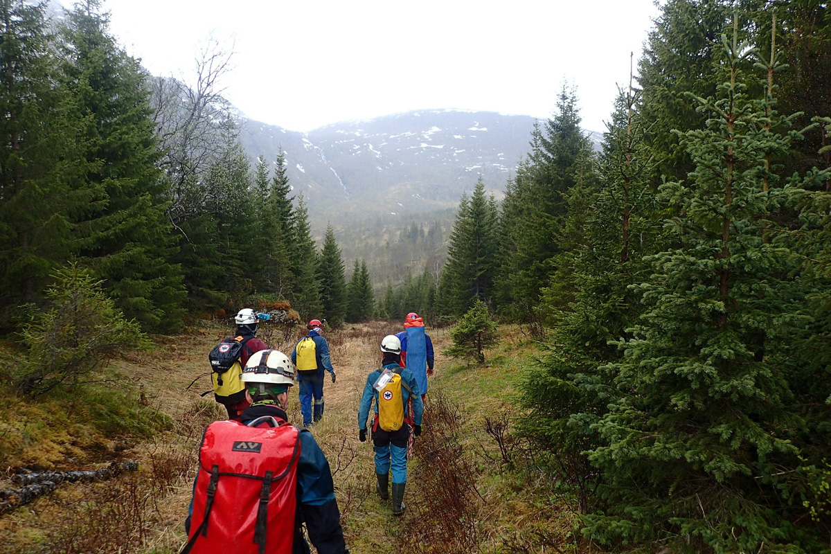 BCRC Norway visit - walking to Kvanndalsgrotta